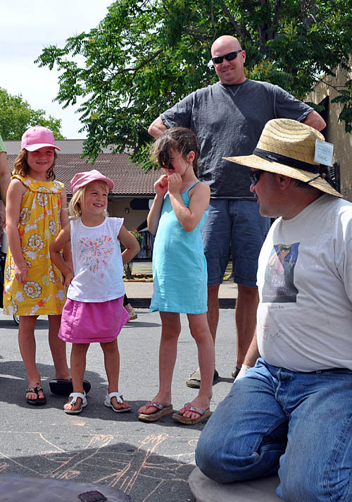 Wayne talks to little girls looking at the painting